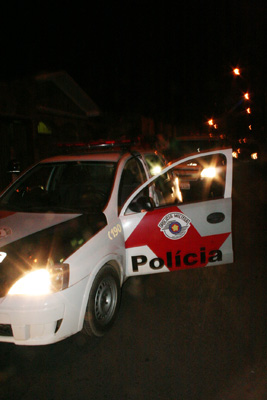 Policiais cercam a região onde o menor foi detido. -