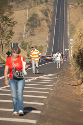Fiéis caminham em direção ao santuário Nossa Senhora Aparecida da Babilônia. -