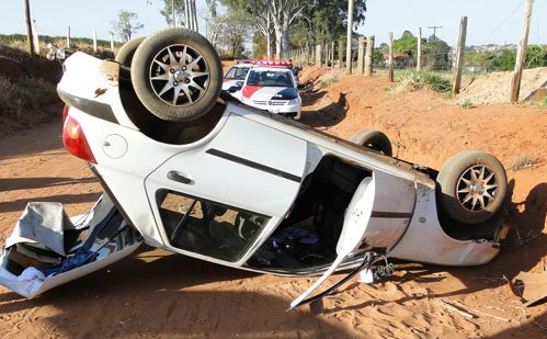 Carro capota da estrada de acesso ao ‘Salto do Pântano’ (foto: Descalvado Agora) -