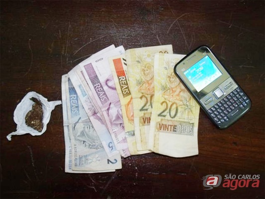 Maconhal, dinheiro e celular apreendido com o menor: (foto: Jair Junior/SCA). -