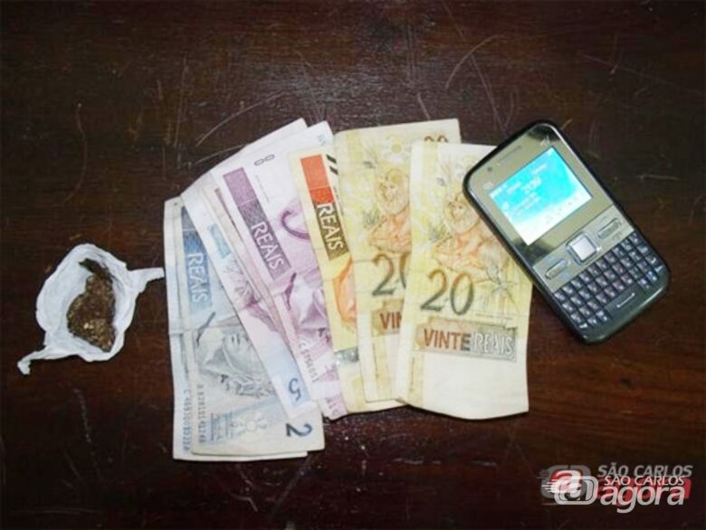 Maconhal, dinheiro e celular apreendido com o menor: (foto: Jair Junior/SCA). - 