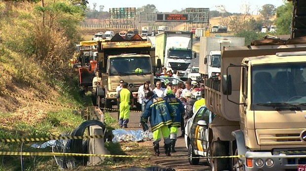 Carreta mata cinco trabalhadores que faziam o recapeamento na rodovia Anhanguera em Ribeirão Preto (Foto: Eptv.com) -