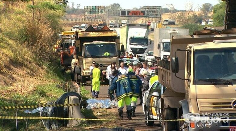 Carreta mata cinco trabalhadores que faziam o recapeamento na rodovia Anhanguera em Ribeirão Preto (Foto: Eptv.com) - 