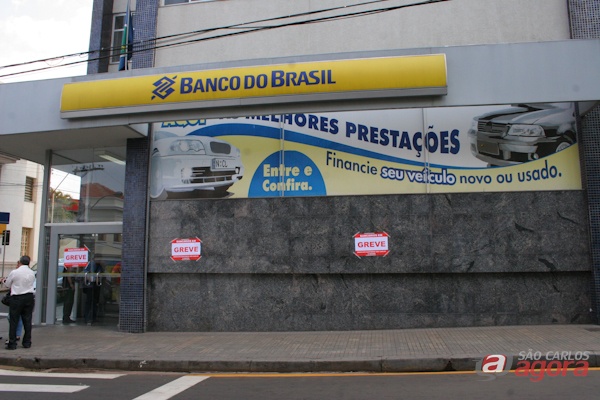 Cartazes foram colocados em frente a agência do Banco do Brasil, no Centro (Leonardo Abbt/SCA) -