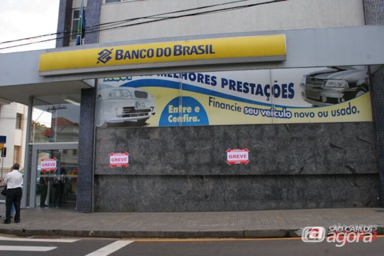 Cartazes foram colocados em frente a agência do Banco do Brasil, no Centro (Leonardo Abbt/SCA) - 