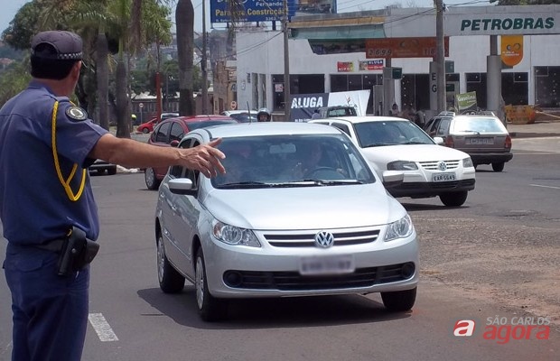 Guarda Municipal orienta o trânsito no local do acidente -