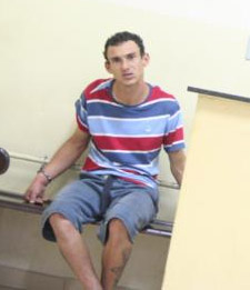 Jovem de 23 anos foi preso pela PM logo após o crime -