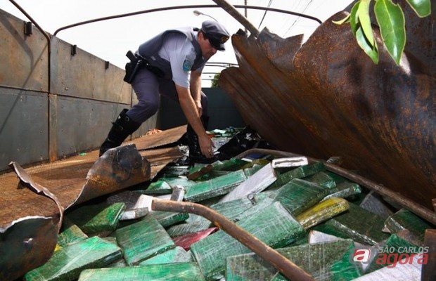 A droga estava escondida em um fundo falso na carroceria do caminhão (Foto: Araraquara.com) -