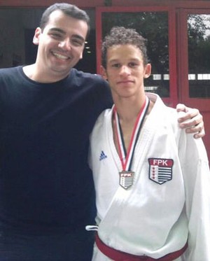 Professor Elder e Natan Santos Souza atleta de Ibaté e integrante oficial da Seleção Paulista de Karate 2011 FOTO: Divulgação -