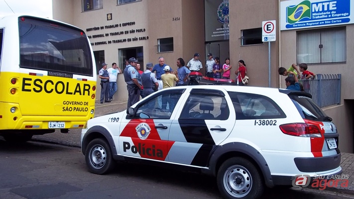 Policia Militar em frente ao Ministério do Trabalho no Centro de São Carlos. -