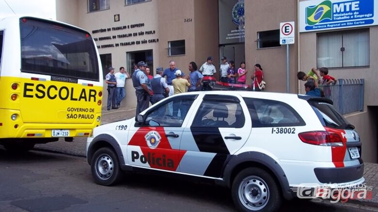 Policia Militar em frente ao Ministério do Trabalho no Centro de São Carlos. - 