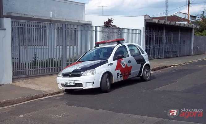 Viatura policial em frente à república que foi assaltada. -