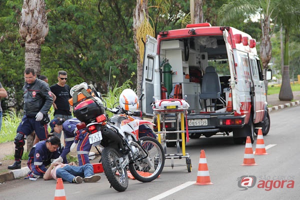 Pedreiro sendo socorrido por equipe do Samu. -