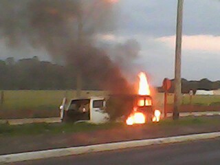 Internauta registra Kombi em chamas. (foto: Vlademir Ditomaso) -