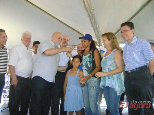 Prefeito faz entrega das chaves aos contemplados. -