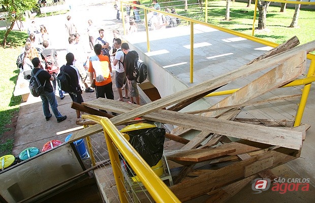 Estudantes bloqueiam a entrada de um dos prédios da Unesp (Foto: eptv.com) -