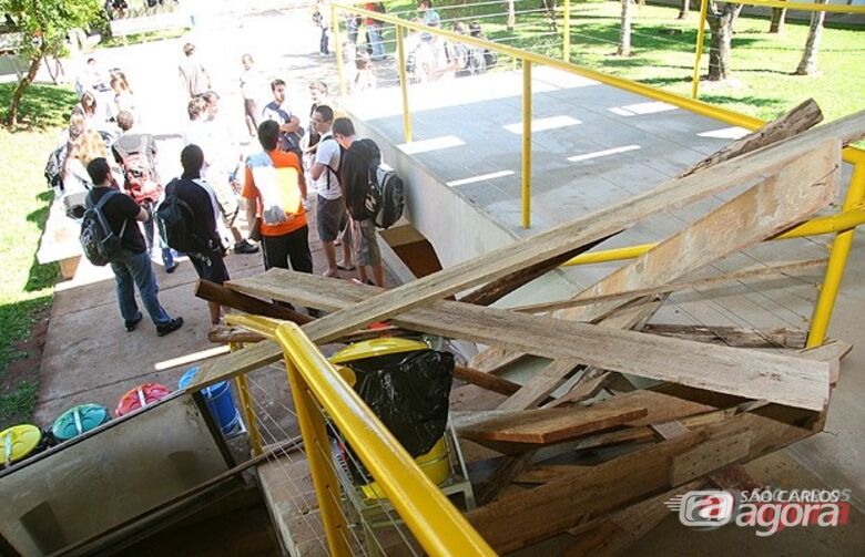 Estudantes bloqueiam a entrada de um dos prédios da Unesp (Foto: eptv.com) - 