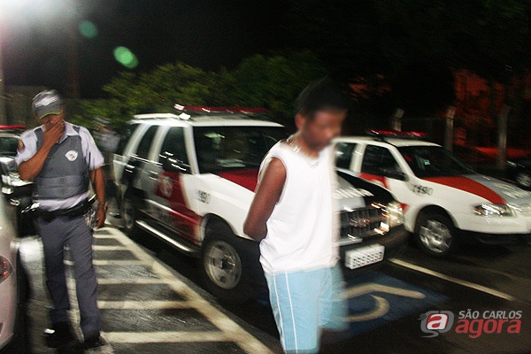 Acusado chegando ao plantão policial de São Carlos. -
