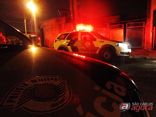 Movimentação policial defronte a casa onde a vítima foi atingida. -
