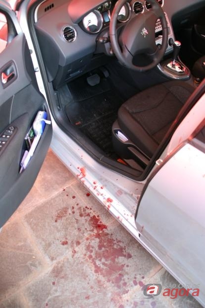 Marcas de sangue ao lado do carro do bancário. Foto: Lucas Tannuri (Araraquara.com) -