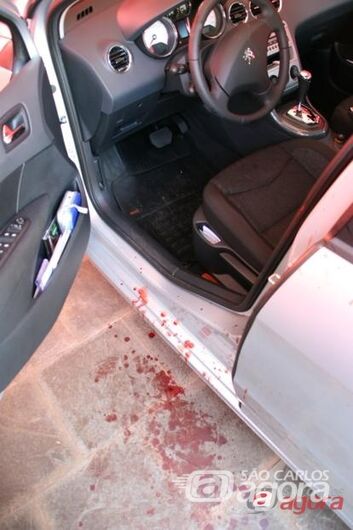 Marcas de sangue ao lado do carro do bancário. Foto: Lucas Tannuri (Araraquara.com) - 