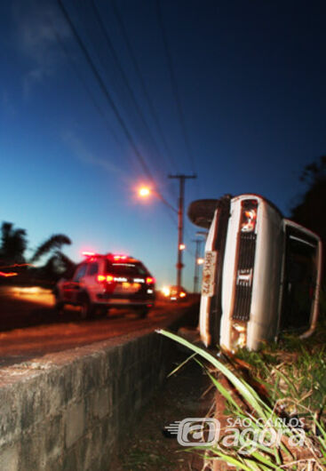 Veículo tombou na Serra do Aracy, após acusado perder o controle. - 