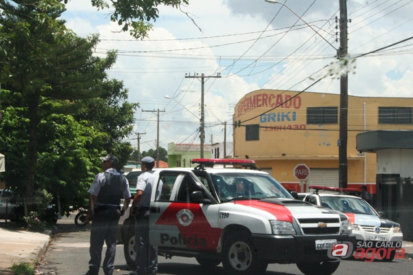Policiais cercam a casa em busca do suspeito. (foto: Marcio David/SCA) -