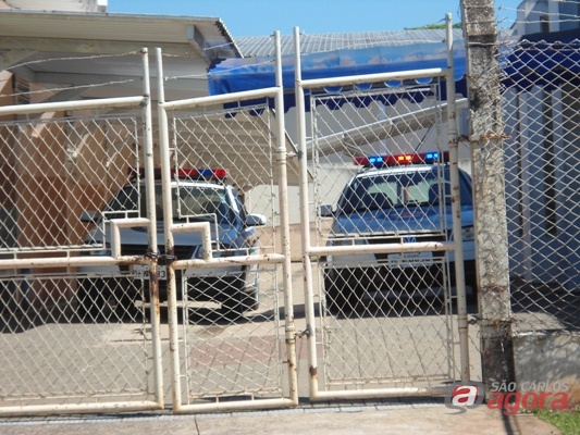Viaturas da Guarda Municipal dentro da escola onde teria ocorrido os fatos (Foto: Danilo Moreno) -