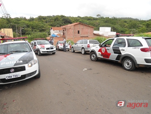 Policia Militar cercou o local em busca dos ladrões. (foto: Danilo Moreno) -
