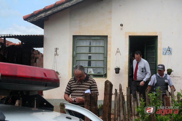Delegado Geraldo Souza Filho deixa a casa onde aconteceu o crime. -