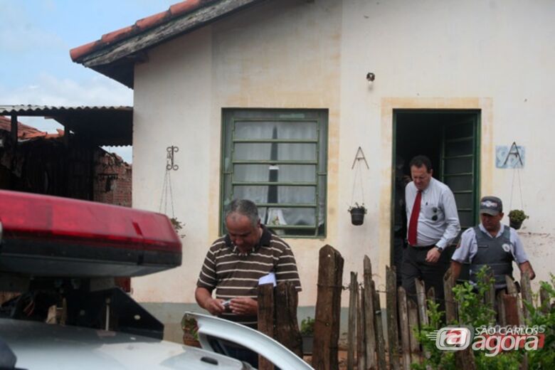 Delegado Geraldo Souza Filho deixa a casa onde aconteceu o crime. - 
