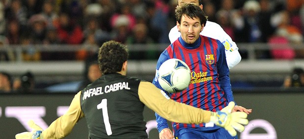 Messi toca por cima de Rafael e abre o placar para o Barcelona contra o Santos (Foto: AFP) -