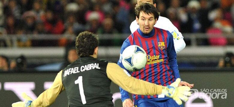 Messi toca por cima de Rafael e abre o placar para o Barcelona contra o Santos (Foto: AFP) - 