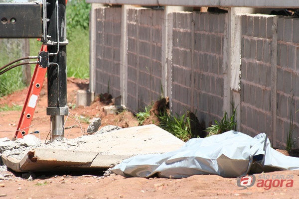 Corpo da vítima ao lado da placa de concreto de cerca de 1 tonelada (foto: Marcio David). -