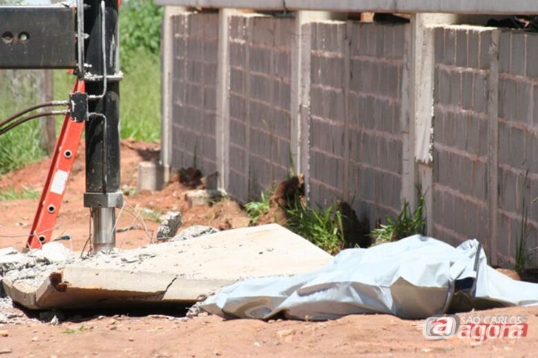 Corpo da vítima ao lado da placa de concreto de cerca de 1 tonelada (foto: Marcio David). - 