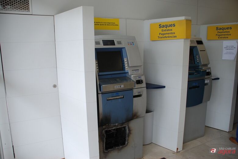 Ladrões arrombam caixa eletrônico do Banco do Brasil em Ribeirão Bonito (foto: Blog do Ronco). -
