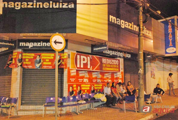 Consumidores na fila em frente ao Magazine Luiza durante a madrugada de hoje. Vinicius Neo/SCA -