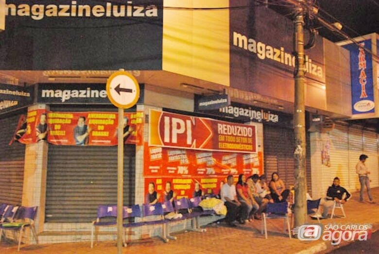 Consumidores na fila em frente ao Magazine Luiza durante a madrugada de hoje. Vinicius Neo/SCA - 