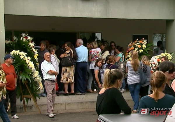 Amigos e parentes lotaram o velório municipal na tarde deste sábado (foto: Eptv.com). -