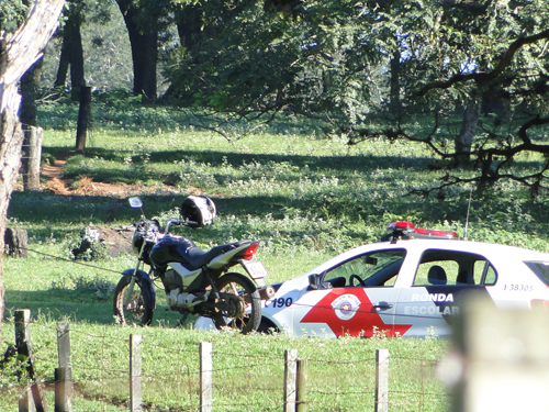 Policia no sítio onde aconteceu o assalto. Foto: Descalvado Agora. -