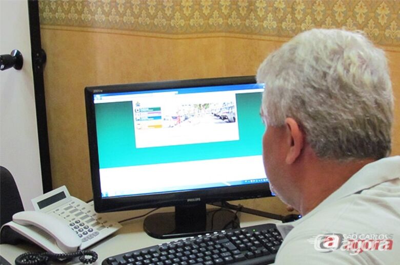 Marquinhos acessando o site da prefeitura, que segundo ele, a seção de multas estava fora do ar. - 