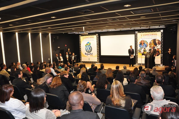 Letícia Picolini, da Volkswagen (à esq.), entrega as cartilhas à equipe da Santa Casa: Marli Paschoal, Alvanira de Oliveira e Adalberto Antonio Ivo de Medeiros -