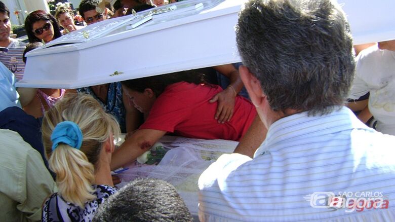Mãe se despede da filha morta no acidente do último sábado (Foto: Luciano Lopes/SCA). - 