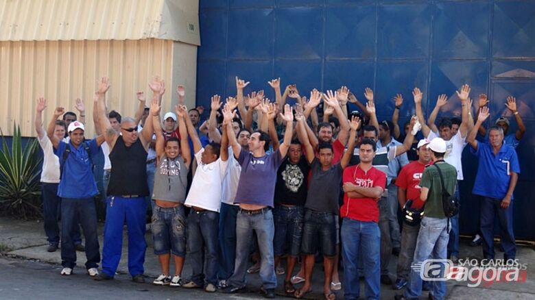 Trabalhadores se reuniram na manhã de hoje em frente a empresa: (Foto: Milton Rogério/SCA). - 