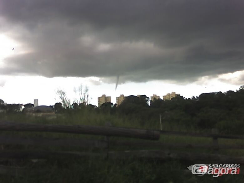Formação de nuvem afunilada chamou a atenção em São Carlos (Foto: Eduardo Alvares) - 