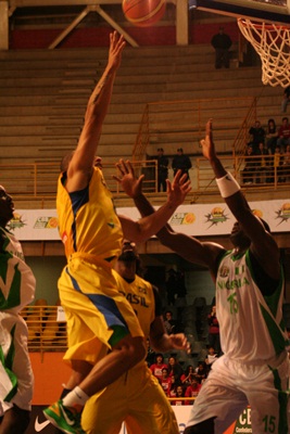 Brasil vence mais uma no Super Four de Basquete. (Fotos: Tiago da Mata / SCA) -