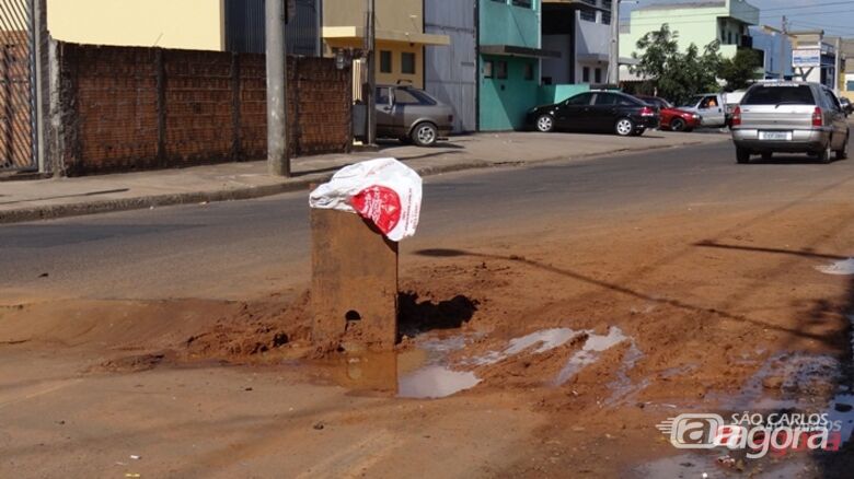 Moradores sinalizaram o buraco com uma tábua. (Foto: Milton Rogério / SCA) - 