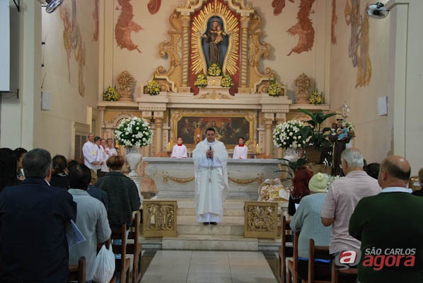 Padre Márcio Gaido realiza a missa na Igreja de Santo Antônio. (Foto: Vinicius Neo / SCA) -