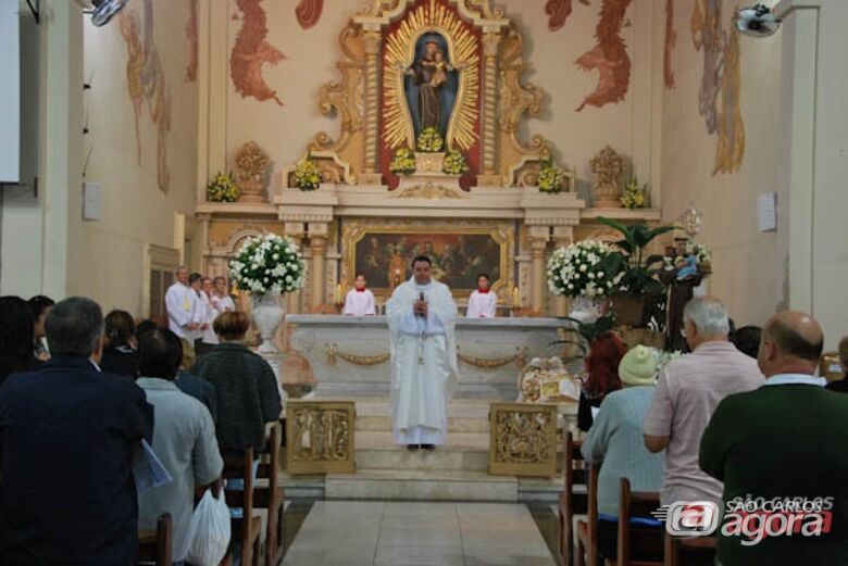 Padre Márcio Gaido realiza a missa na Igreja de Santo Antônio. (Foto: Vinicius Neo / SCA) - 