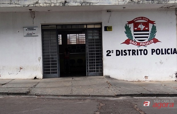 HOmem é detido após desacatar policiais no Gonzaga (Foto: Milton Rogério / SCA) -